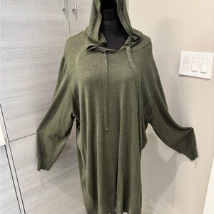 Olive green ladies 3X tunic sweater with hoodie made by CYRUS
